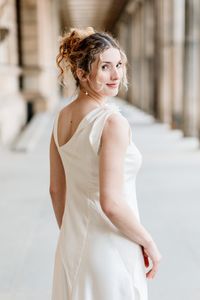 Brautkleid aus cremefarbener Seide mit Lotusbl&uuml;te, tragbar als Abendkleid oder B&uuml;hnenoutfi